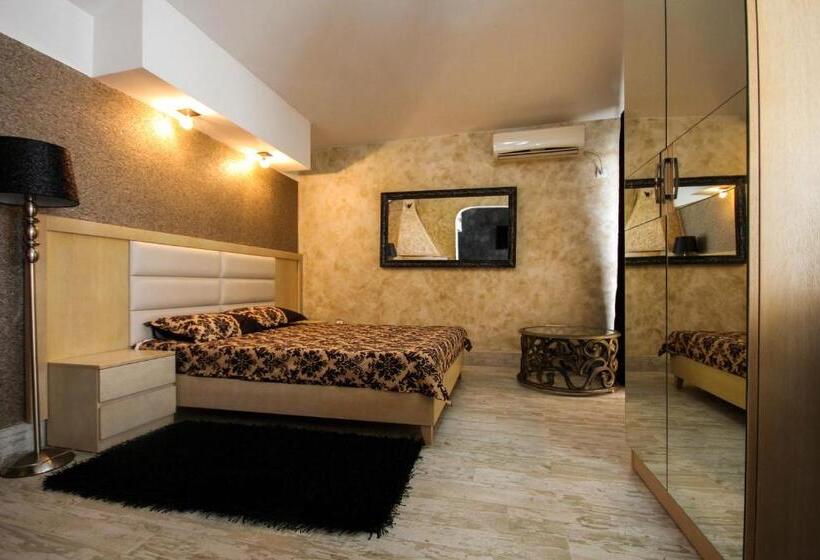 اتاق لوکس با چشم‌انداز دریا, Apartaments Crown Silvia