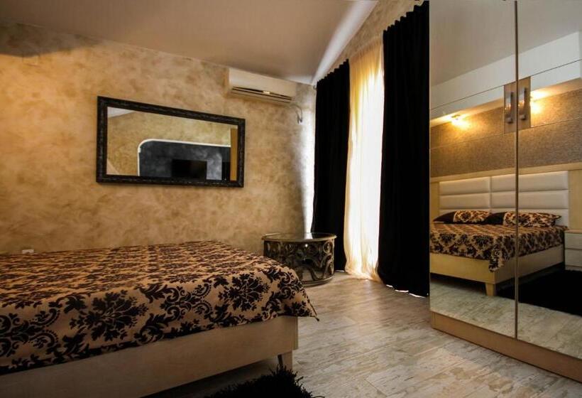 اتاق لوکس با چشم‌انداز دریا, Apartaments Crown Silvia