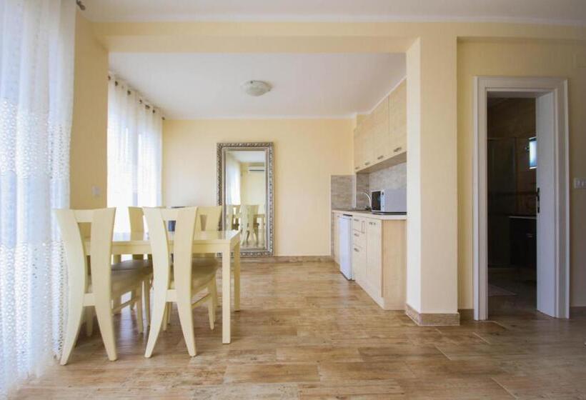 آپارتمان 1 خوابه با چشم‌انداز دریا, Apartaments Crown Silvia