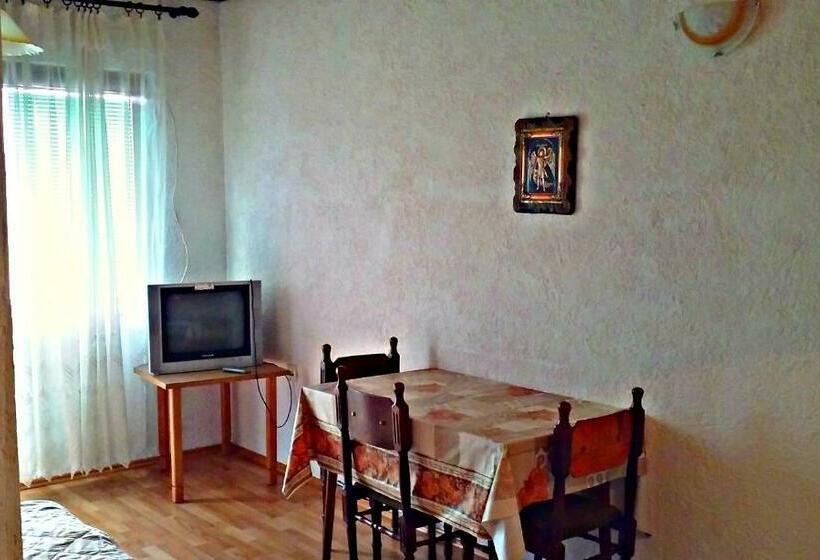 اتاق استاندارد چهارنفره با سرویس بهداشتی مشترک, Guest House Hristiva