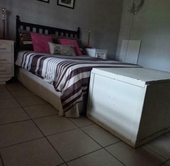 اتاق استاندارد با سرویس بهداشتی مشترک, Orange Elephant Backpackers