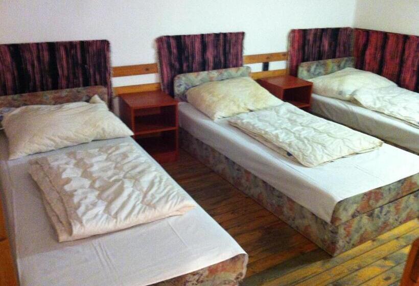اتاق استاندارد سه تخته با سرویس بهداشتی مشترک, Season Hostel 2