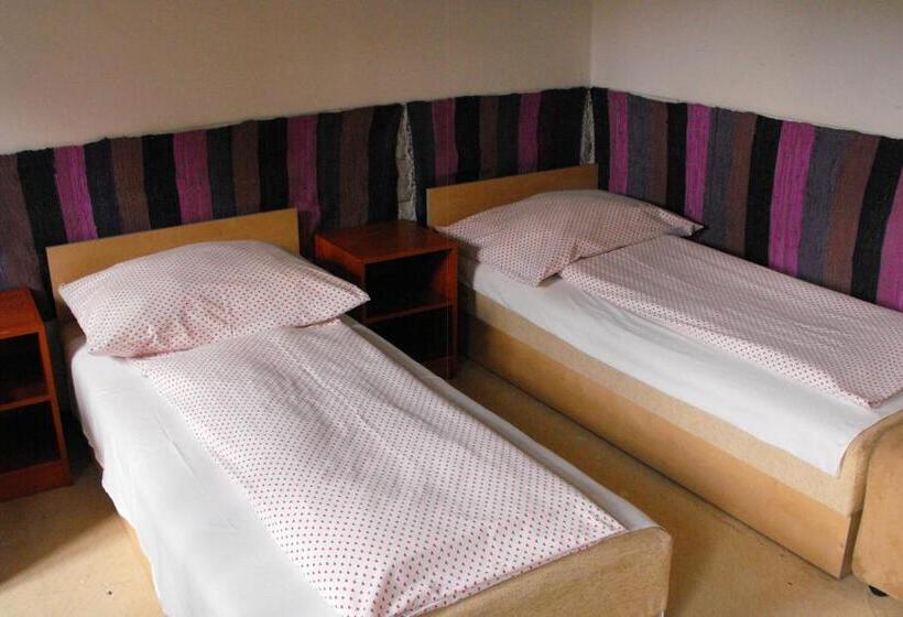 اتاق استاندارد سه تخته با سرویس بهداشتی مشترک, Season Hostel 2