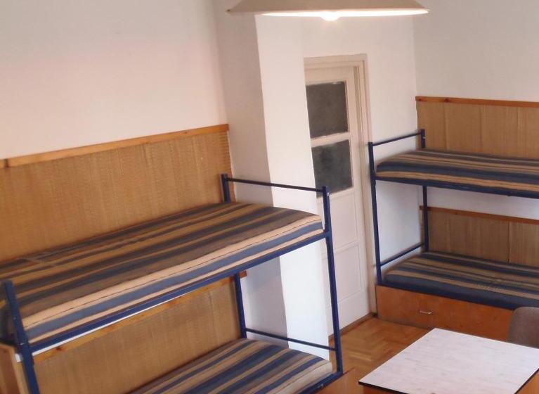 اتاق استاندارد چهارنفره با سرویس بهداشتی مشترک, Season Hostel 2