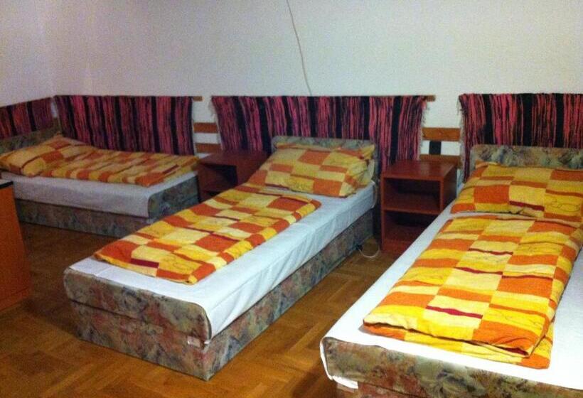 اتاق استاندارد چهارنفره با سرویس بهداشتی مشترک, Season Hostel 2