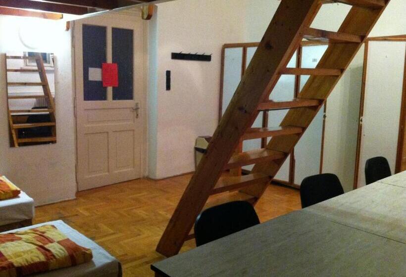 Bed in Shared Room with Shared Bathroom, Season Hostel 2