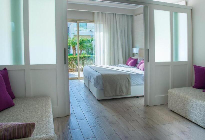 اتاق خانوادگی با چشم‌انداز دریا, Freij Splash Hotel & Resort