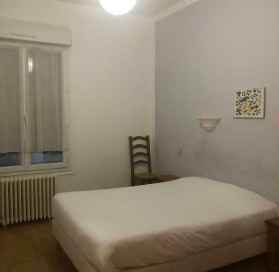 اتاق استاندارد یک نفره, Hôtel Des Couronnes Châteaudun