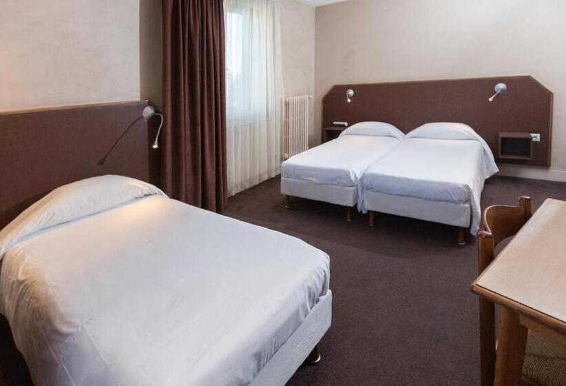 اتاق استاندارد سه نفره, Brit Hotel Terminus