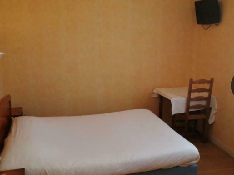 اتاق استاندارد یک نفره, Hôtel Des Couronnes Châteaudun