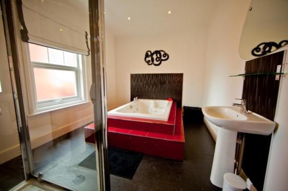 Deluxe Room with Hot Tub, G Boutique