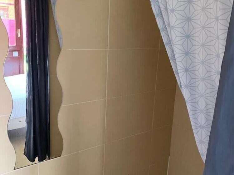 اتاق راحتی, Hôtel Acajou