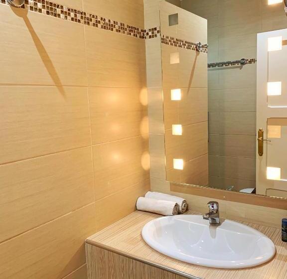 Номер Стандарт Трехместный, Hôtel Beau Soleil