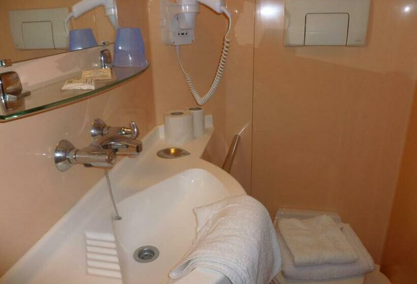 اتاق استاندارد سه نفره, Hôtel L Edelweiss