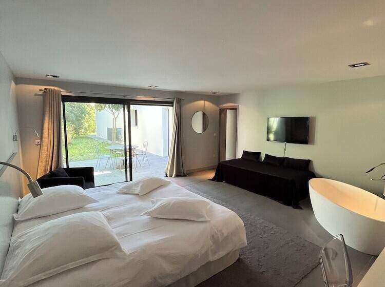 سوییت با چشم‌انداز باغ, Villa Choriekin Lafitenia Resort