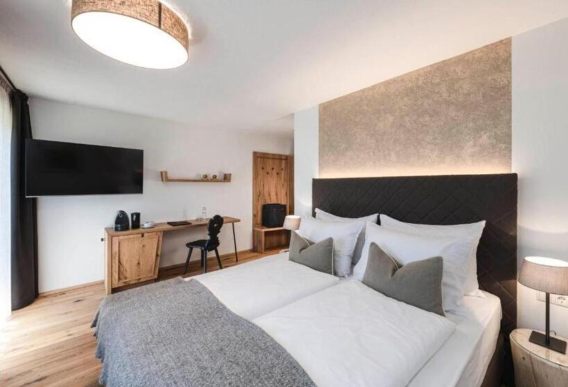 سوییت با چشم‌انداز باغ, Chalet Grumer Suites&spa