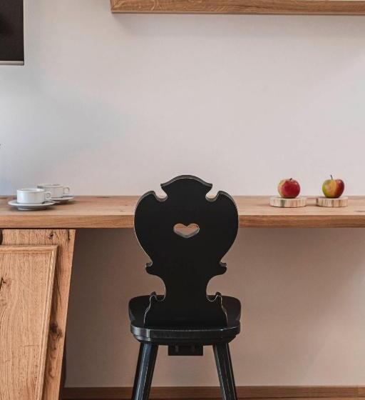 سوییت با چشم‌انداز باغ, Chalet Grumer Suites&spa