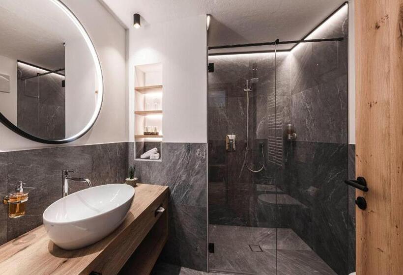 سوییت با چشم‌انداز باغ, Chalet Grumer Suites&spa