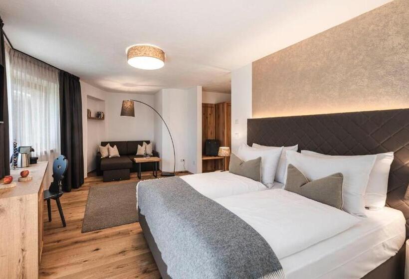 سوییت با چشم‌انداز باغ, Chalet Grumer Suites&spa
