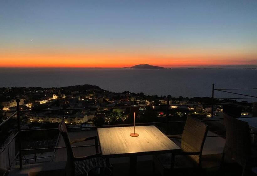 اتاق لوکس با بالکن و چشم‌انداز دریا, Monte Solaro Bed & Breakfast