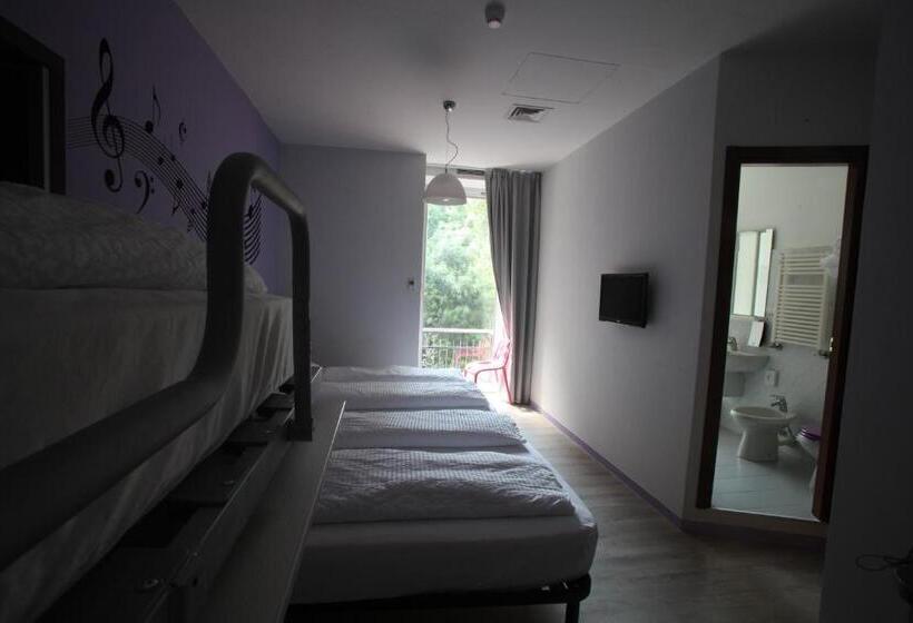 Chambre Quadruple Standard, Nologo