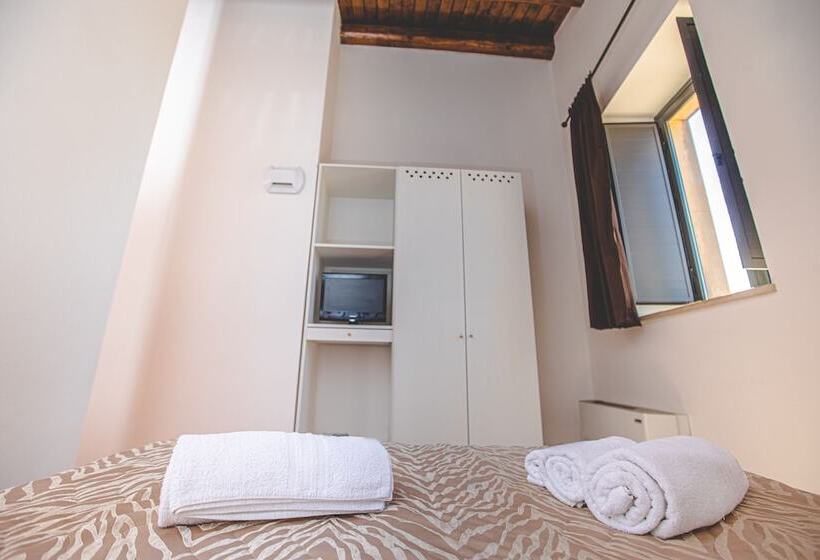 اتاق عادی, Nuovo Castello Crisilio