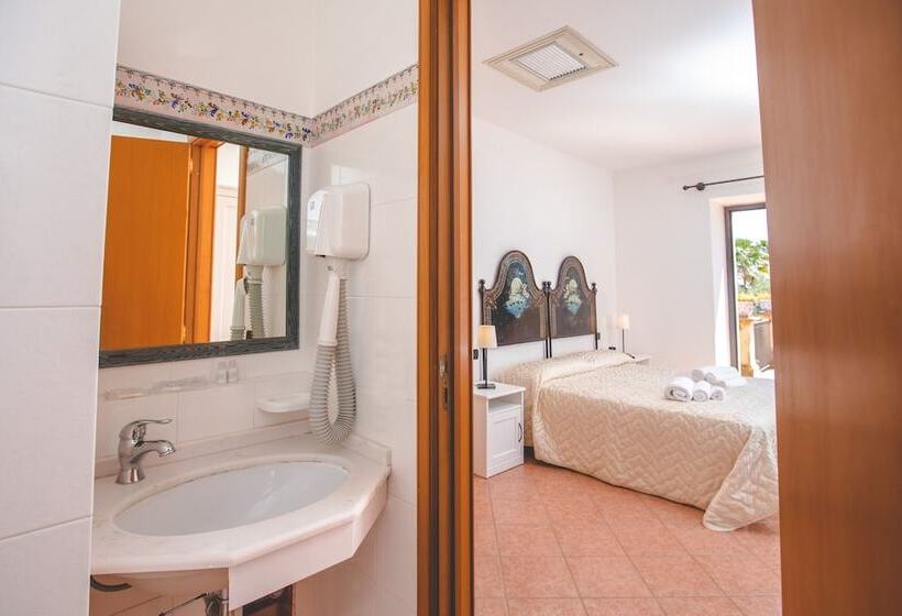 اتاق استاندارد با تراس, Nuovo Castello Crisilio