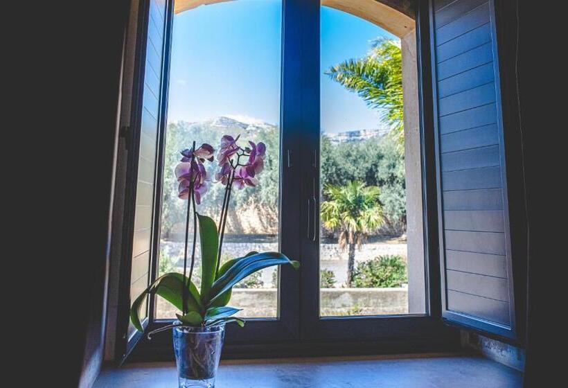 اتاق استاندارد, Nuovo Castello Crisilio