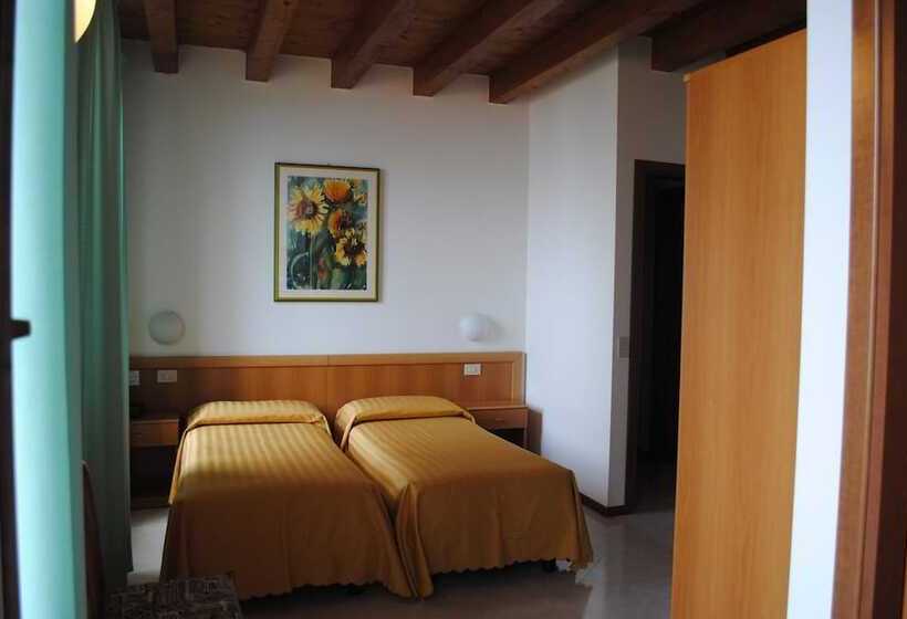 اتاق استاندارد, Tiziana Garnì