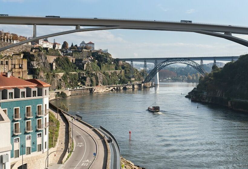 جناح جونيور, Eurostars Porto Douro