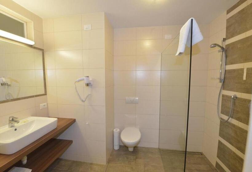 اتاق اکونومی, Molaris Lodge