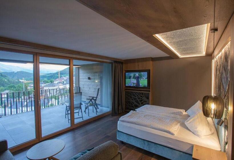 سوییت جونیور لوکس, Molaris Lodge