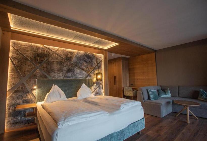 سوییت جونیور لوکس, Molaris Lodge
