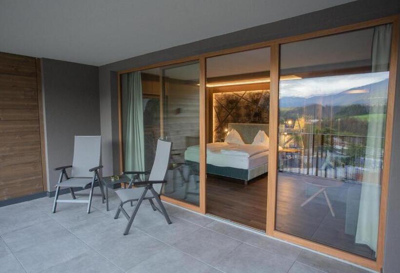 سوییت جونیور لوکس, Molaris Lodge