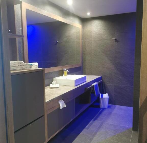 سوییت جونیور لوکس, Molaris Lodge