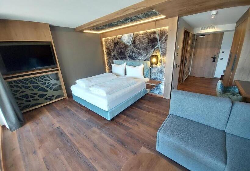 سوییت جونیور لوکس, Molaris Lodge