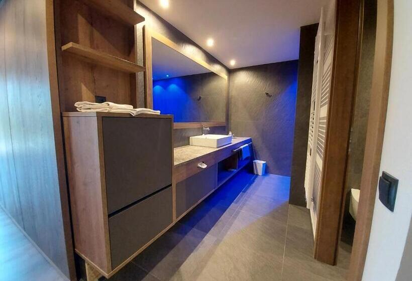 سوییت جونیور لوکس, Molaris Lodge