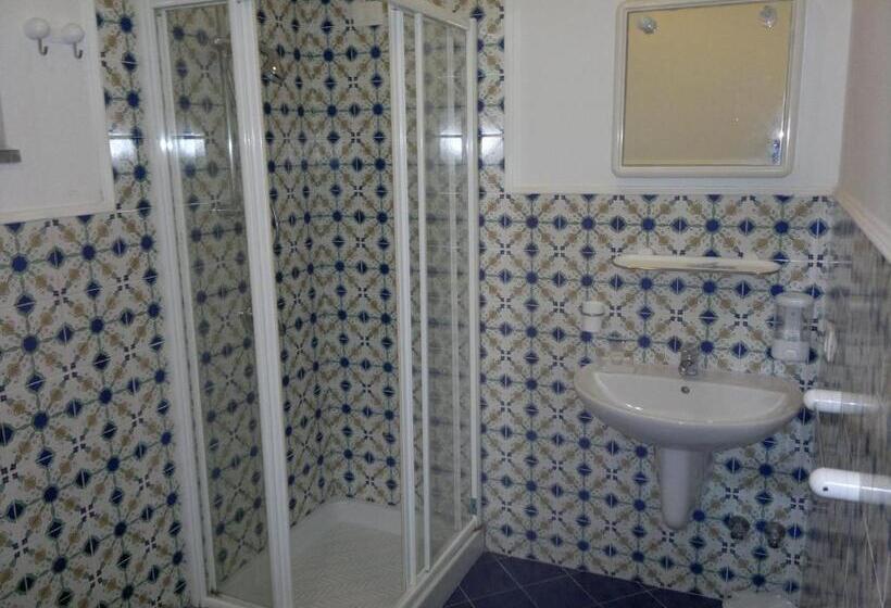اتاق استاندارد سه نفره, Villa De Angelis
