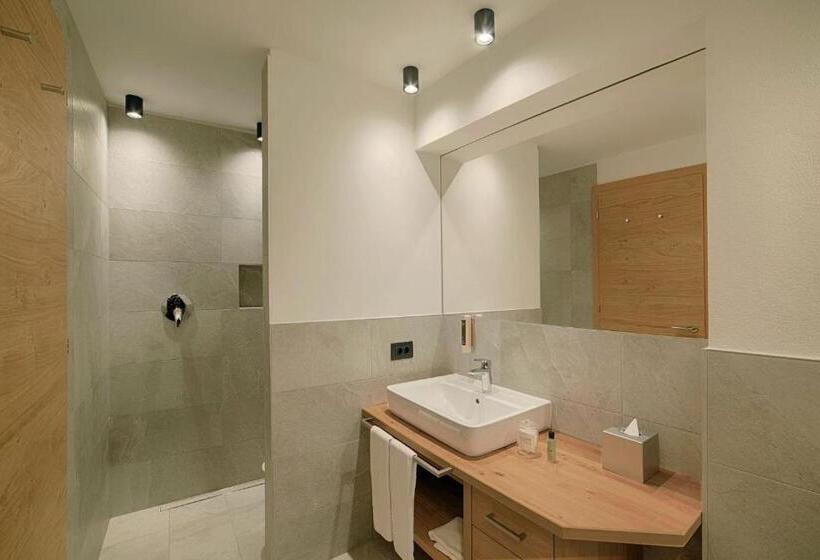 اتاق لوکس با بالکن, Villa Eden