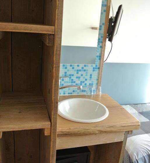 اتاق یک نفره پایه با سرویس بهداشتی مشترک, Bed&breakfast Aan Strand