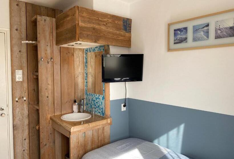 اتاق یک نفره پایه با سرویس بهداشتی مشترک, Bed&breakfast Aan Strand