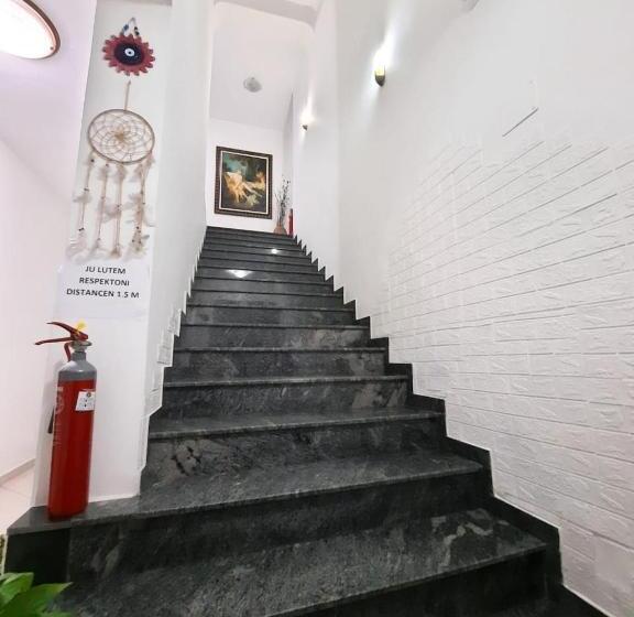 اتاق راحتی سه تخته, Vila 57