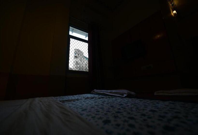 اتاق اکونومی, Chitra Katha  A Story Per Stay