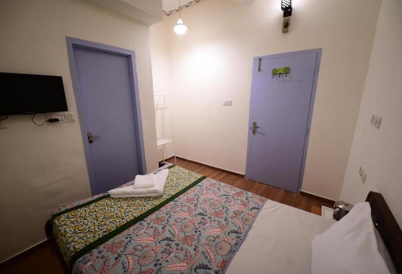 اتاق استاندارد یک نفره, Chitra Katha  A Story Per Stay