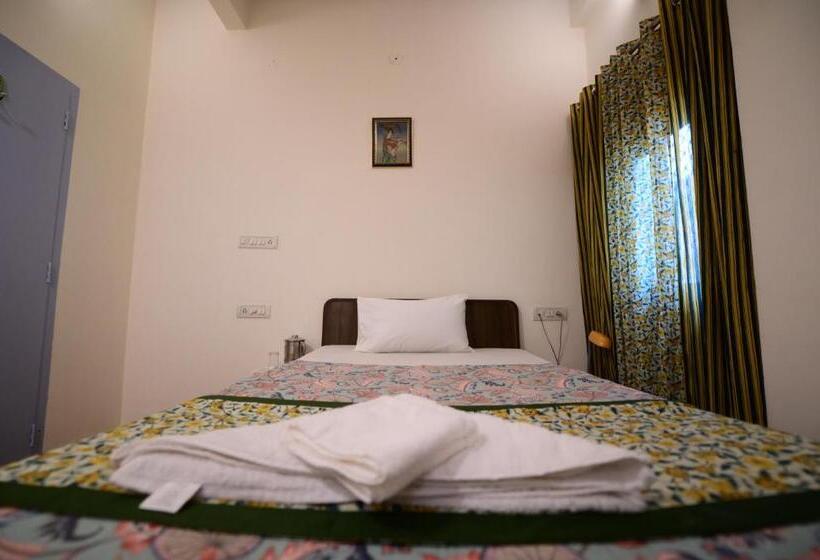 اتاق استاندارد یک نفره, Chitra Katha  A Story Per Stay
