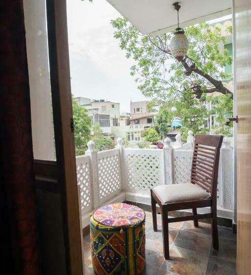 اتاق لوکس, Chitra Katha  A Story Per Stay