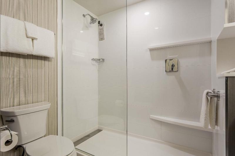اتاق استاندارد با تخت بزرگ, Courtyard By Marriott Montreal West Island/baie D’urfe
