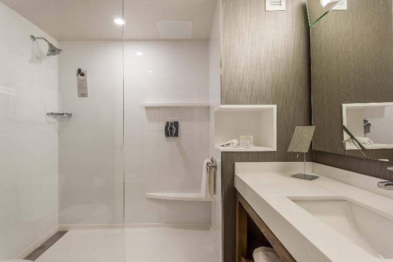 اتاق استاندارد با تخت بزرگ, Courtyard By Marriott Montreal West Island/baie D’urfe