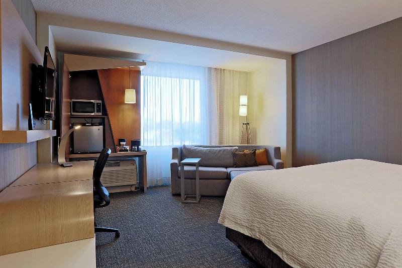 اتاق استاندارد با تخت بزرگ, Courtyard By Marriott Montreal West Island/baie D’urfe
