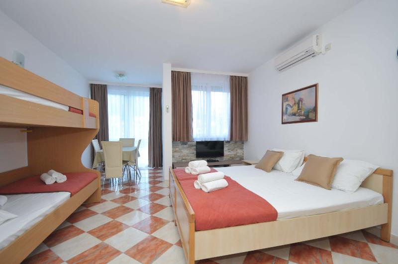 استودیوی استاندارد, D&d Apartments 3